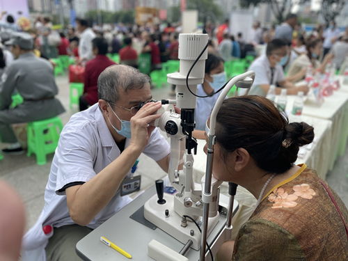重慶華廈眼科醫院開展“服務百姓健康行動”義診活動，為市民提供專業健康咨詢服務